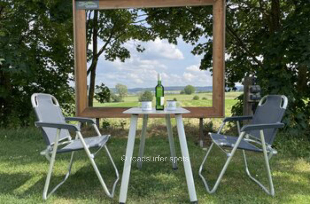 Ein Stellplatz zum Einrahmen am Fuße der Weinlage