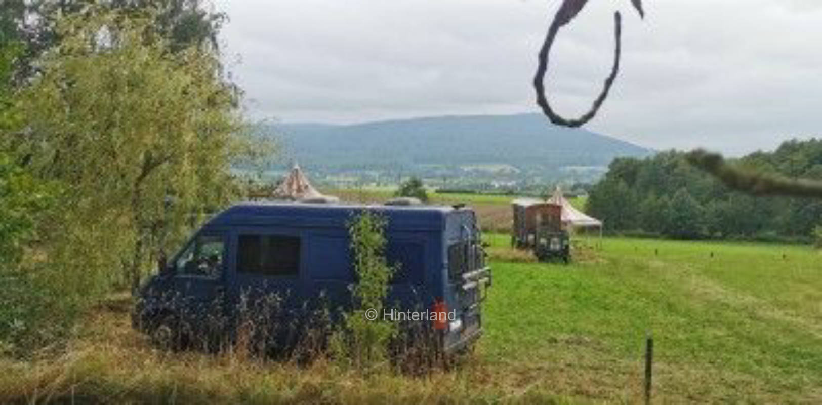 Campen mit Ithblick am Hang des Osterwaldes