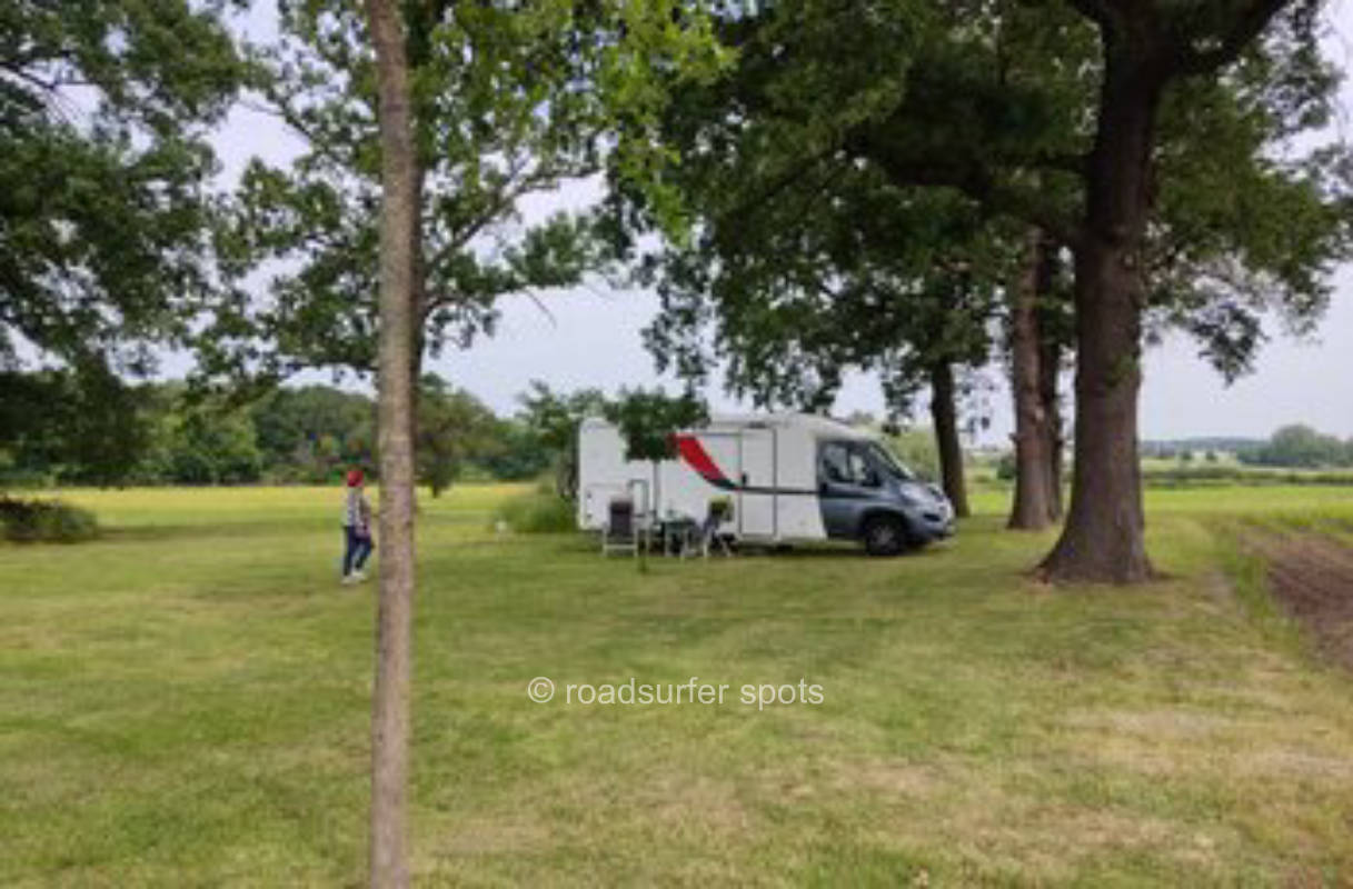 Campen unter Bäumen in den Feldern