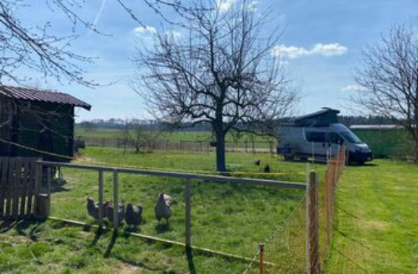 Autarkes Camping auf Obstwiese mit Tieren