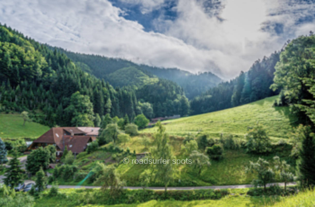 Camping mit Wald im Rücken und Tal voraus