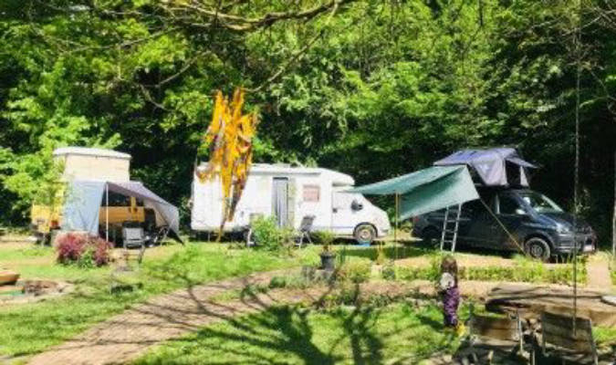Campen auf der Wiese direkt am Wald mit einem Bach