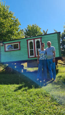 Urlaub im schaferwagen zwischen alten apfelbaumen