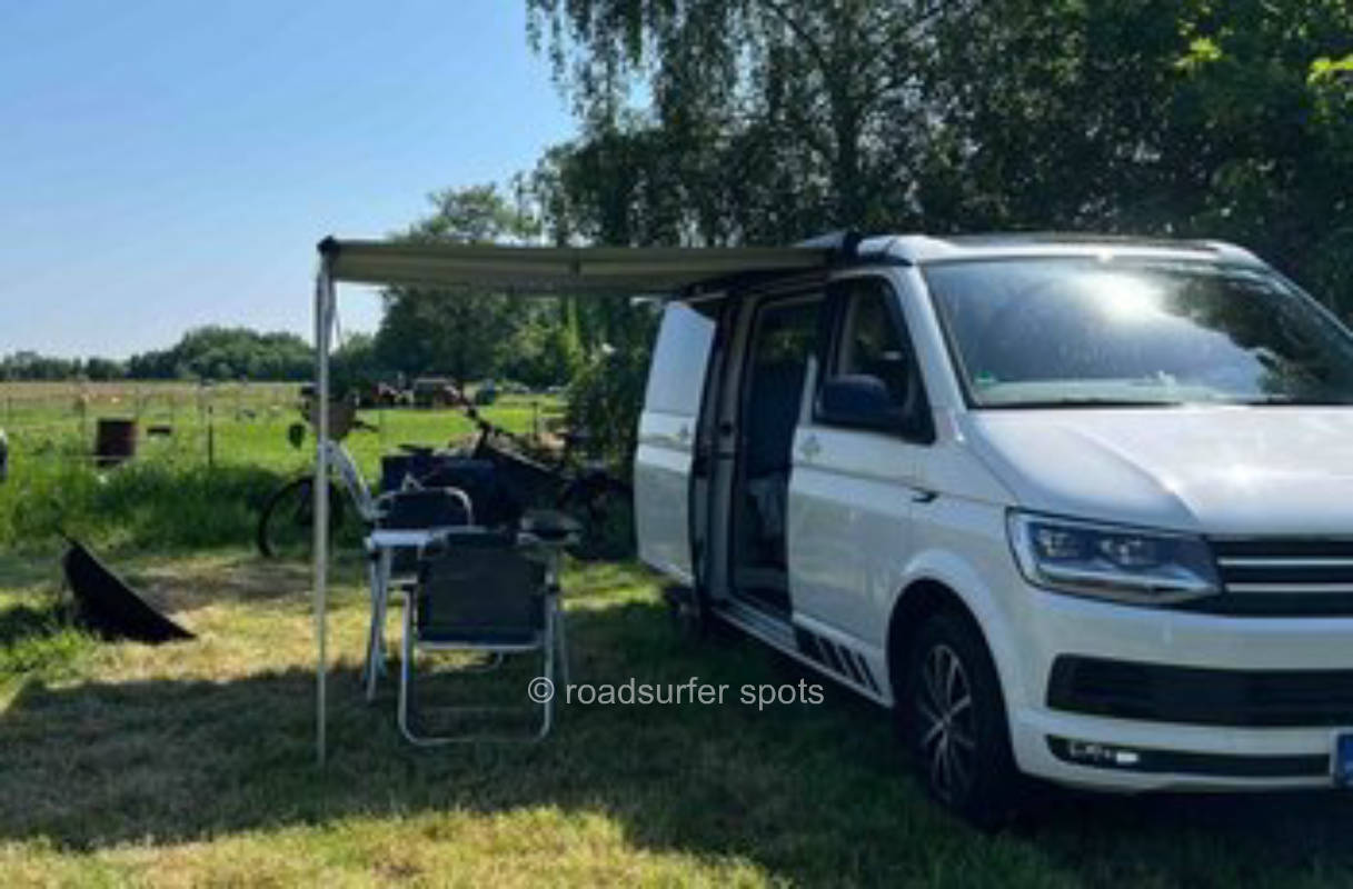 Camping umgeben von Feld und Wiese 