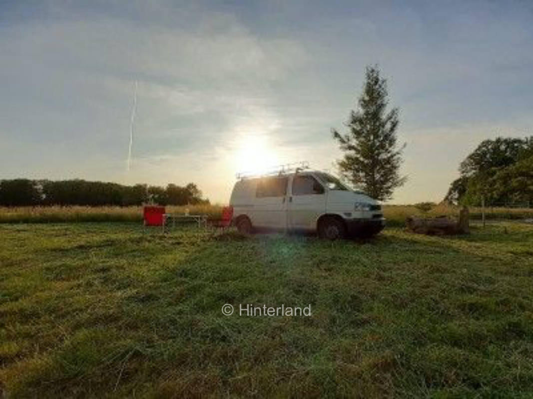 Blick auf freies Feld bei alter Stellmacherei , privater Stellplatz