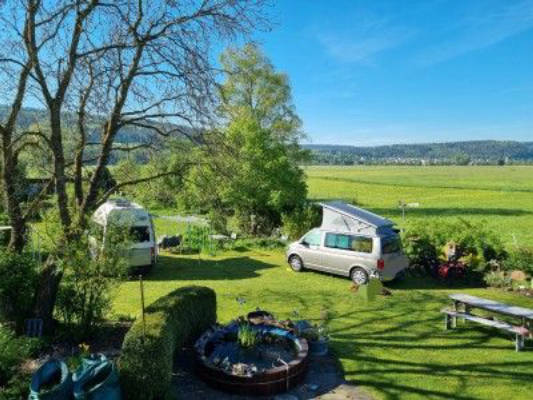 Gartenplatz mit Ausblick über Wiese am Donauradweg