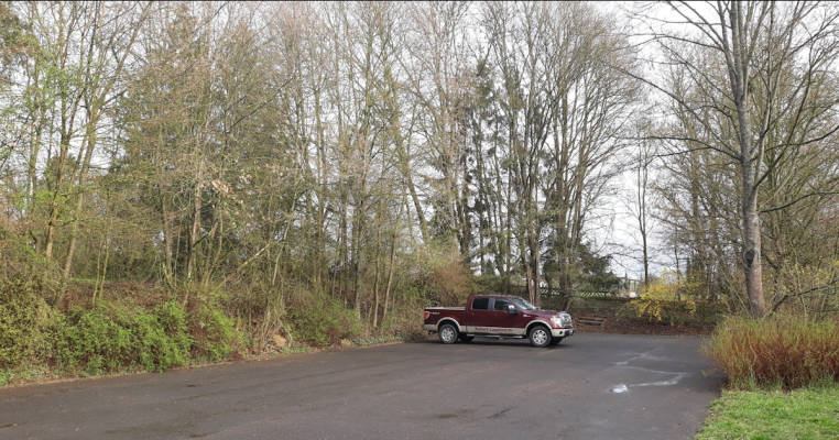 Asphaltierter Parkplatz in sehr ruhiger Lage