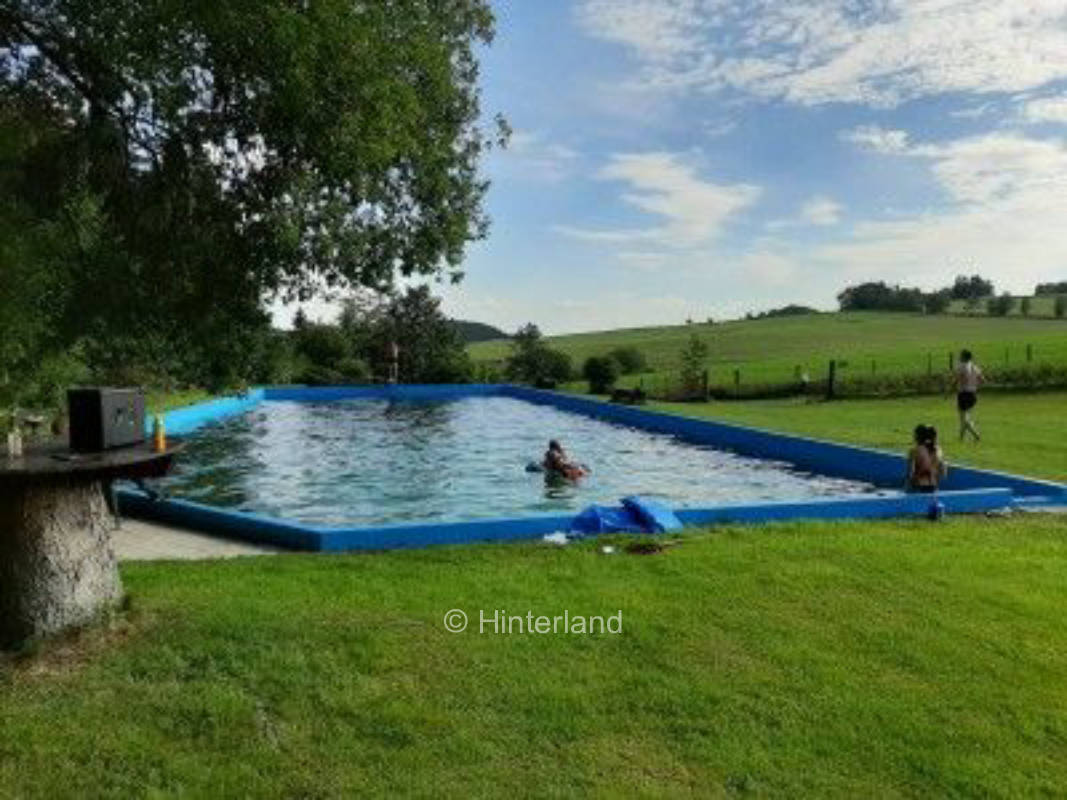 Campen am Naturschwimmbad mitten im Wald
