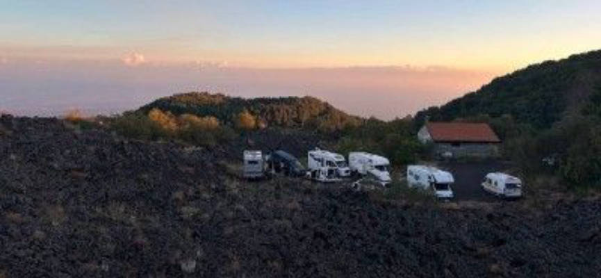 Einzigartiges Camp auf Vulkan Ätna mit Meerblick
