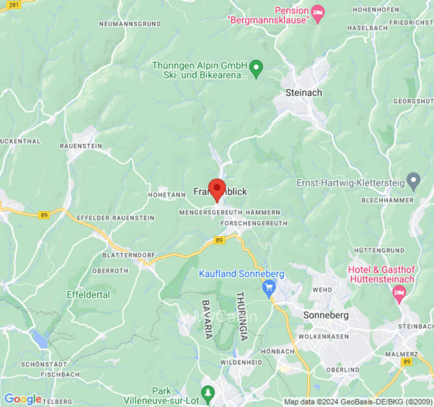 Plätzchen mit Blick auf grüne Berghänge