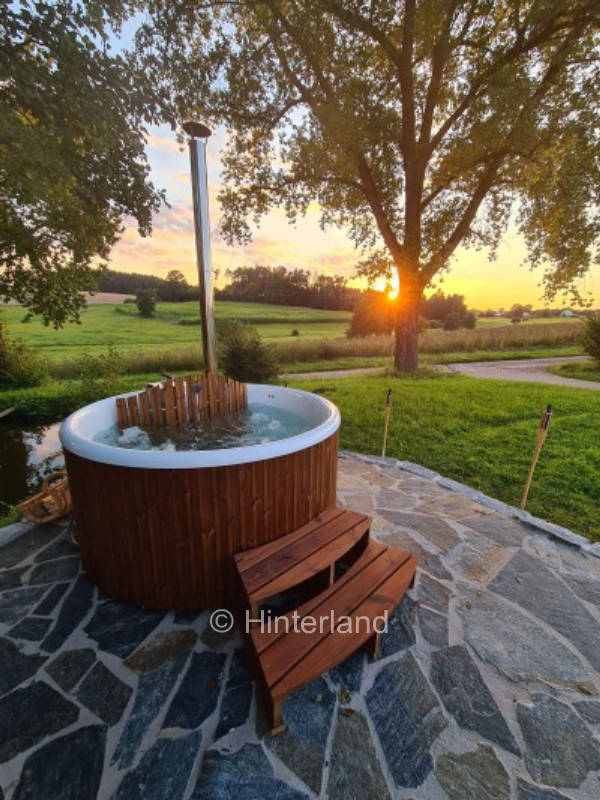 Wiese mit Whirlpool in der Natur