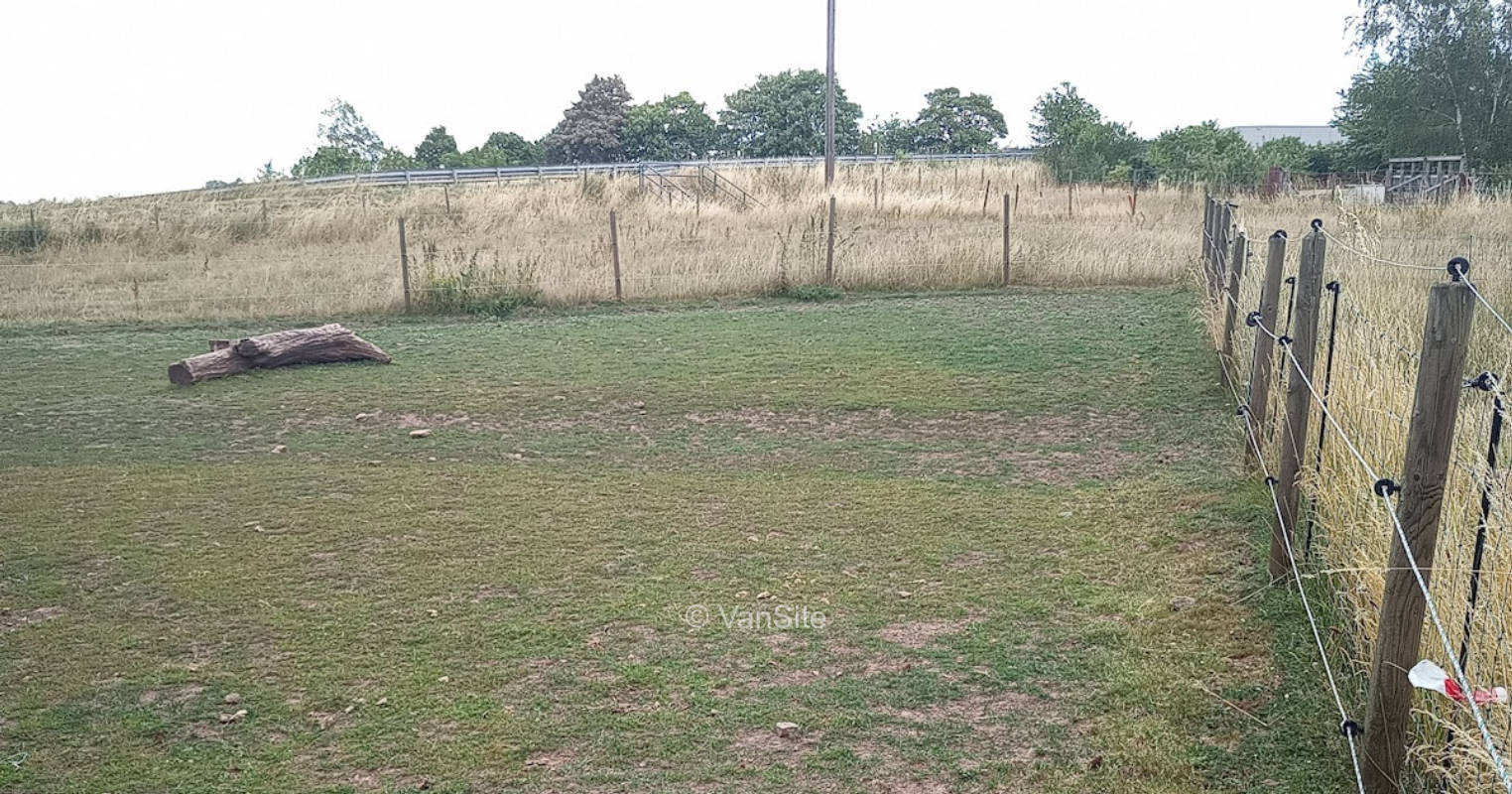 Praktischer Stellplatz an der Pferdekoppel
