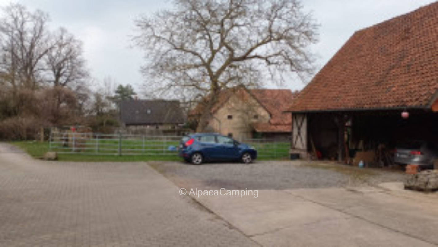 Stellplatz auf dem Innenhof eines alten Bauerhofes #2