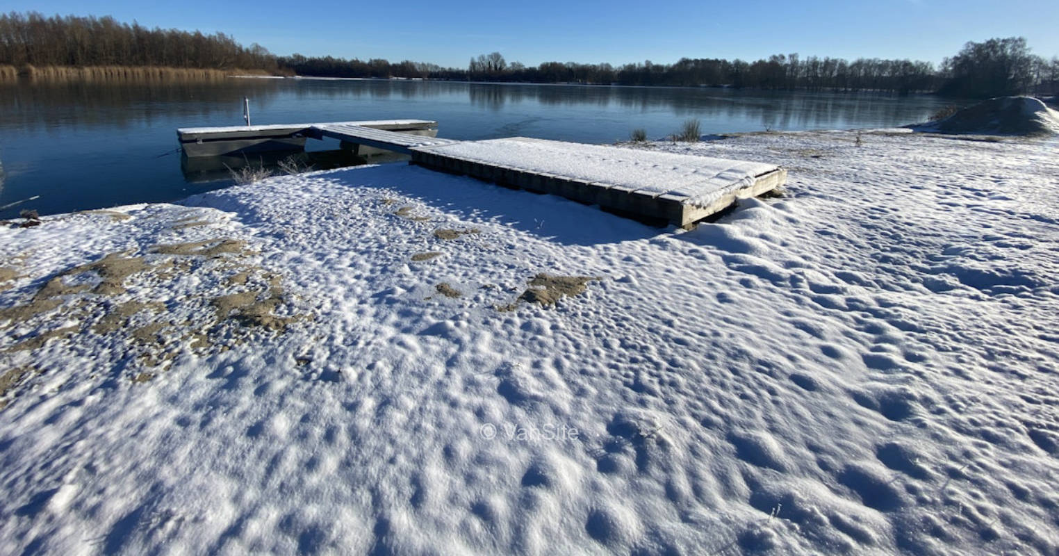 Grüne Wiese am See I