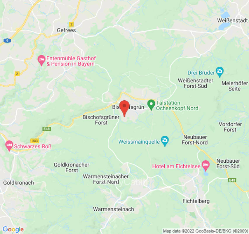 Zeltrondell auf weitläufiger Wiese