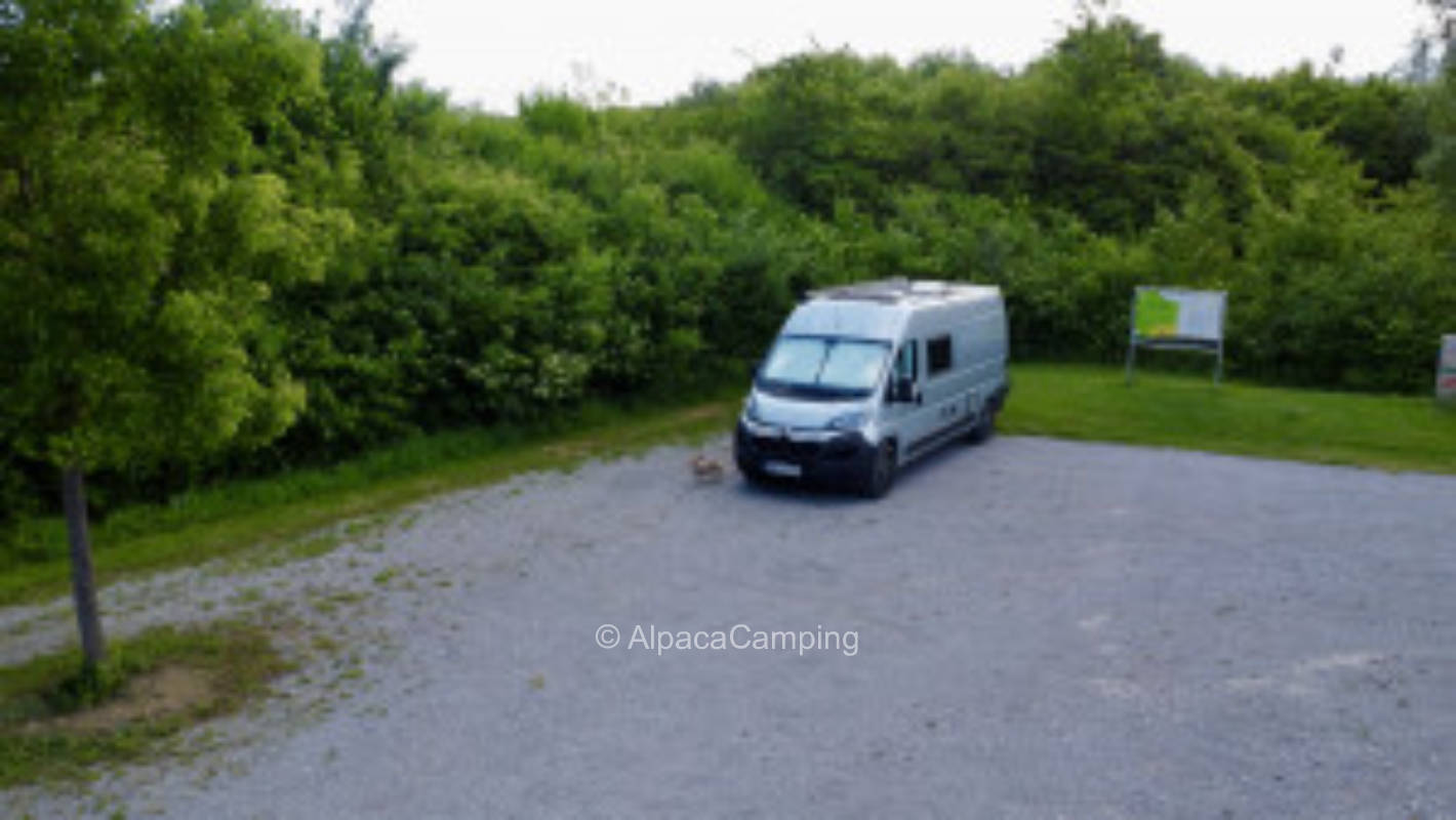 Am Clubhaus unter Bäumen #1