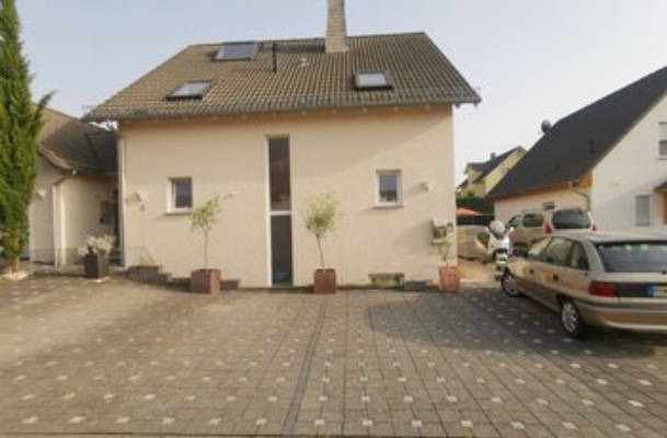 Gepflasterte Parkplätze vorm Haus