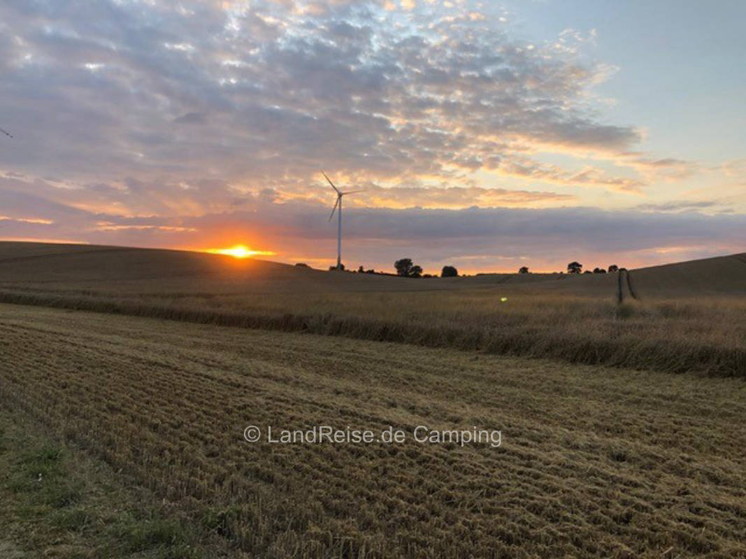 Near the Baltic Sea: pitch at the edge of the field at Hof Körnick