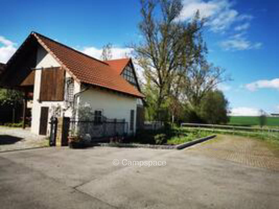 Romantic and quiet directly at our farm, in the middle of the wine region.