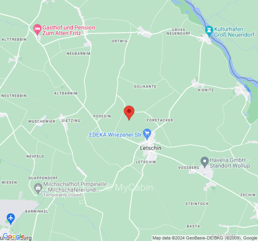 Hof inmitten von Wiesen und Feldern im Oderbruch