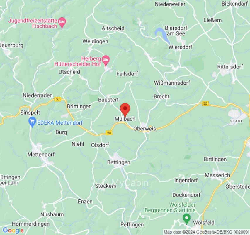 Wiese mit Bachlauf in der Eifel