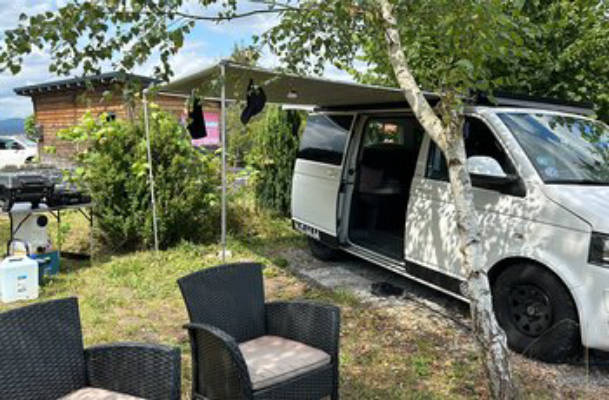 Ruhiger Stellplatz mit Feuerstelle und Seenähe