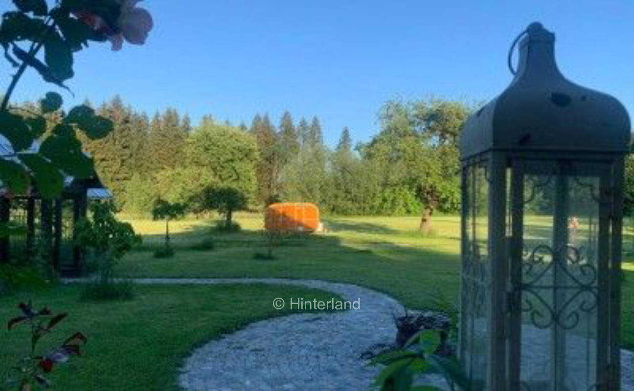 Campen zwischen Obstbäumen mit Waldblik