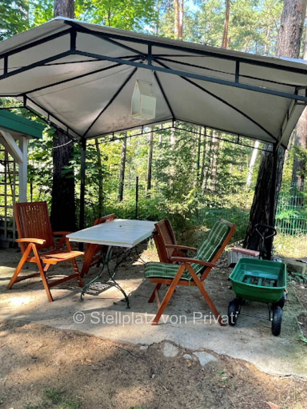 An dieser Hütte im Wald