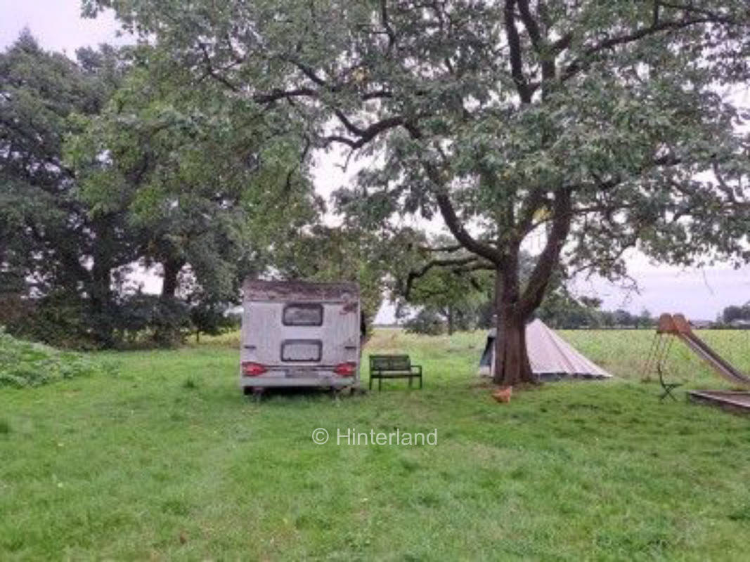 Wiesencamping mit Blick in die Felder