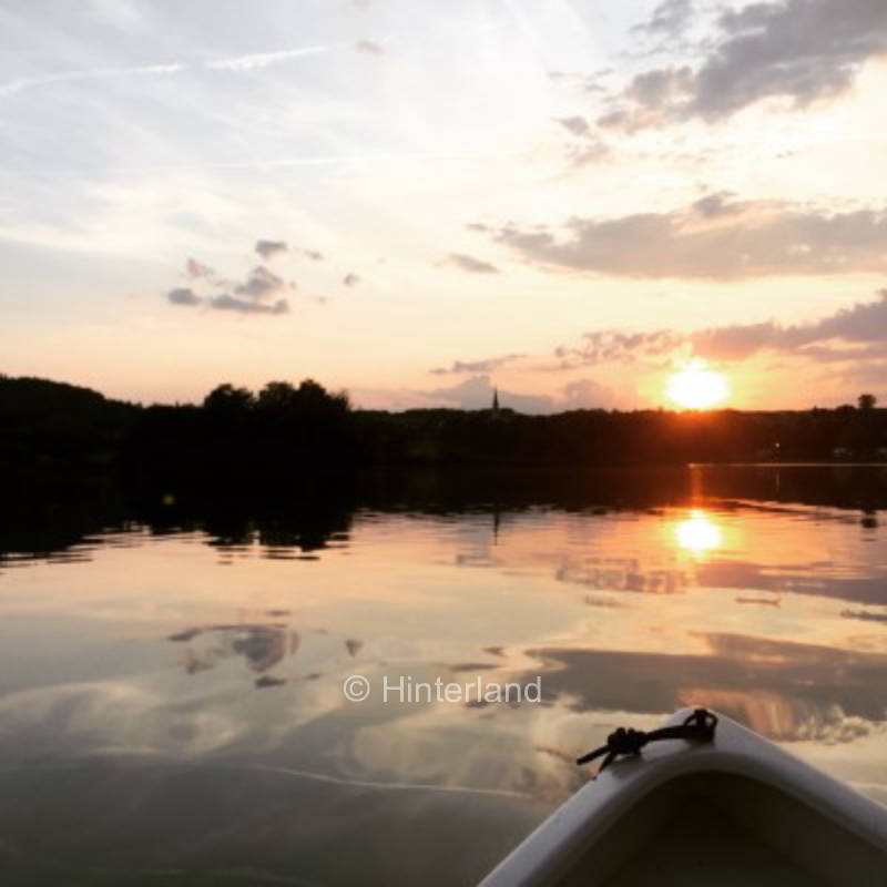 Small pitch at the Hofmühle with natural lake