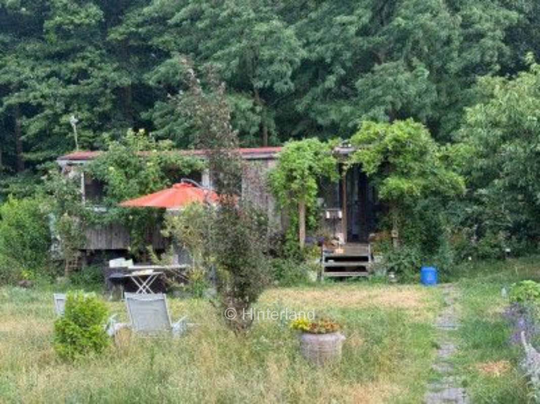 Biete einen Platz am Waldrand in schönem Garten, privater Stellplatz