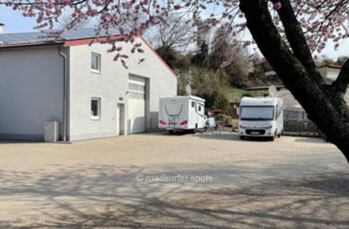 Am Rande von Weinreben - Camping auf dem Weingut