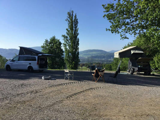 Campen mit blick auf die schweiz