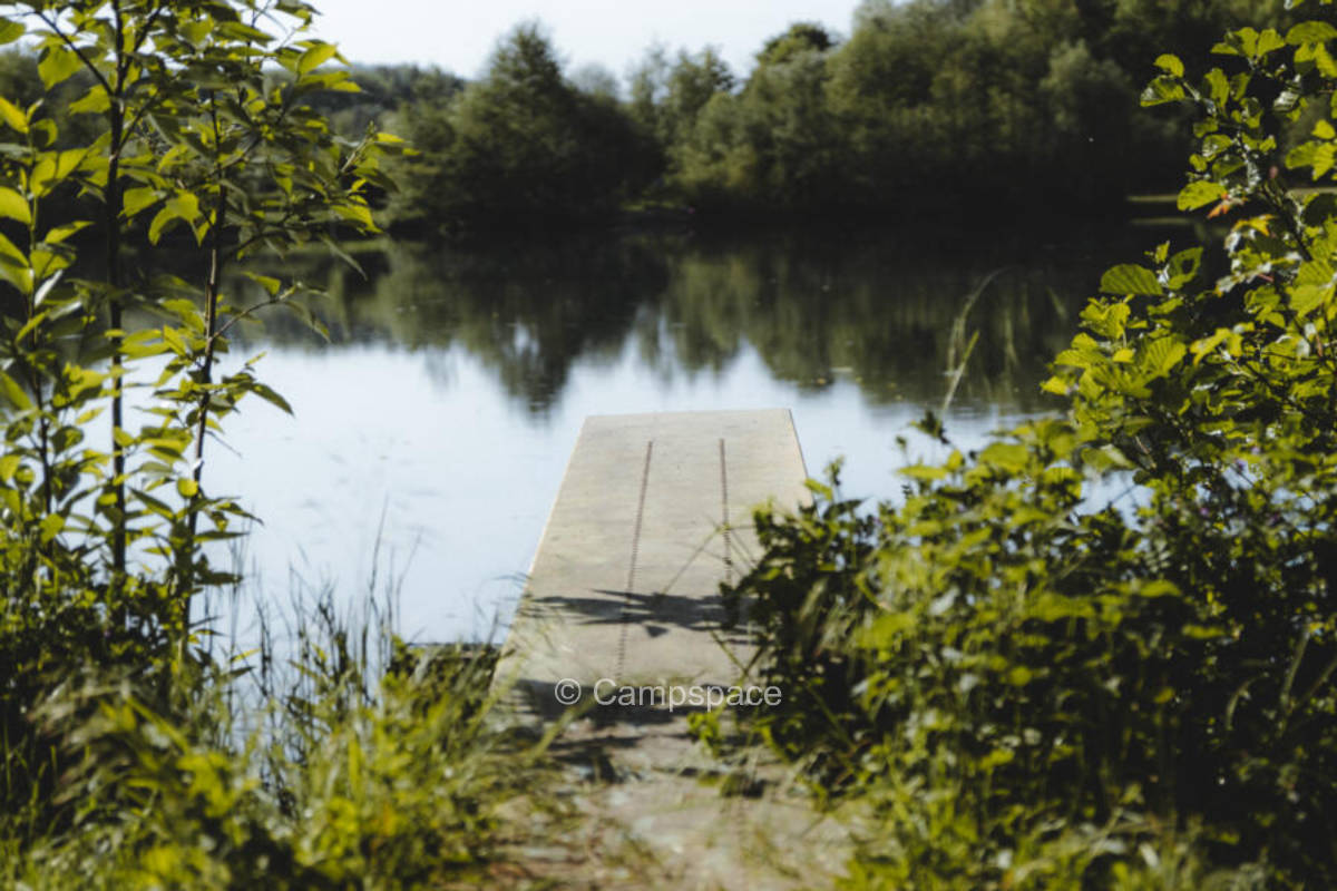 Idyllischer Stellplatz mit Zugang zum See