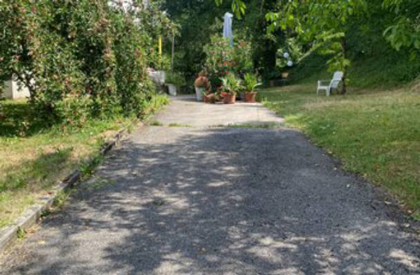 Camping auf asphaltierter Einfahrt und angrenzendem Garten
