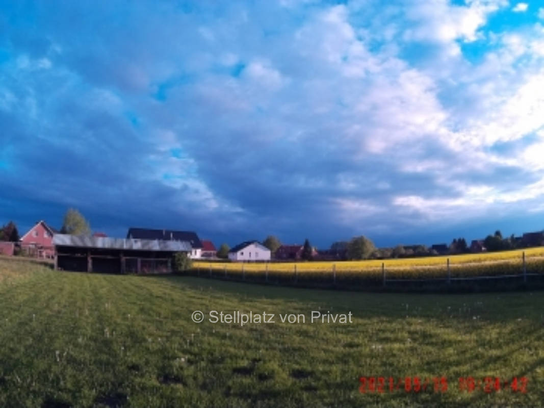 Wiese hinter unserem Haus, privater Stellplatz