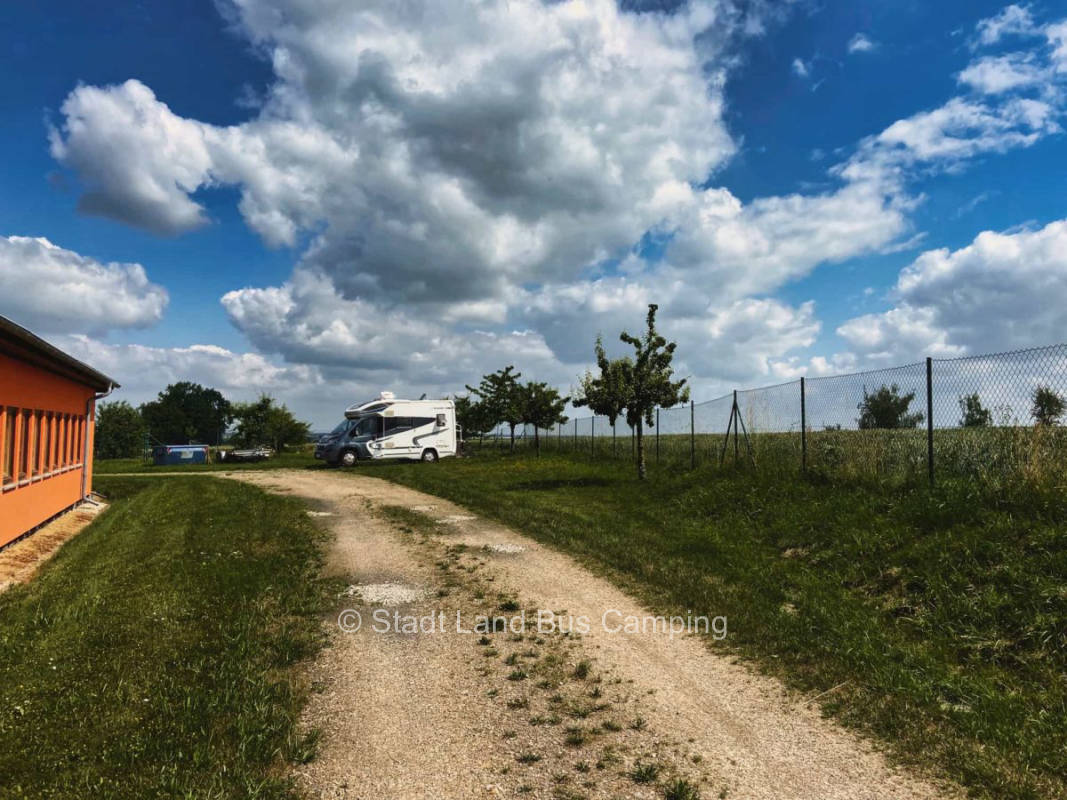 Stellplatz in Ostthüringen auf dem Land, an der Tischlerei 2