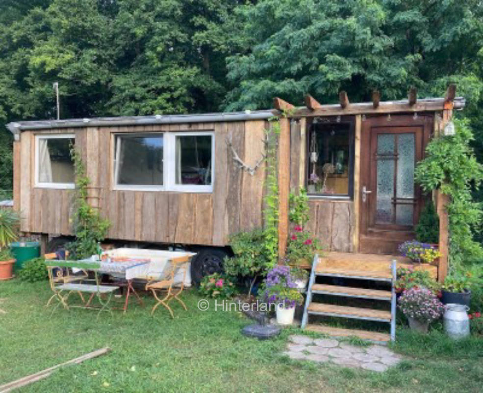 Biete einen Platz am Waldrand in schönem Garten