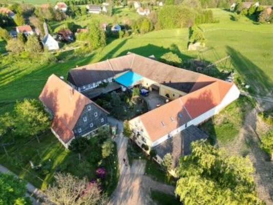 Natur-Stellplatz bei Friesenpferden in Thüringen