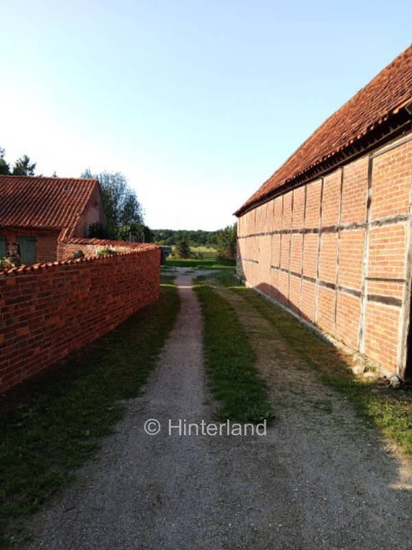 Campen in ruhiger Wiesen und Waldlandschaft 