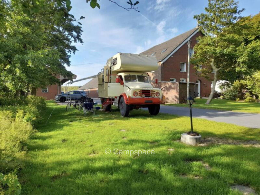 Campen im Grünen auf dem Bauernhof am Nordseedeich