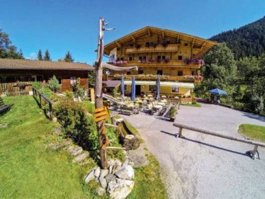 Bergblick am Gasthaus inmitten des Windautals