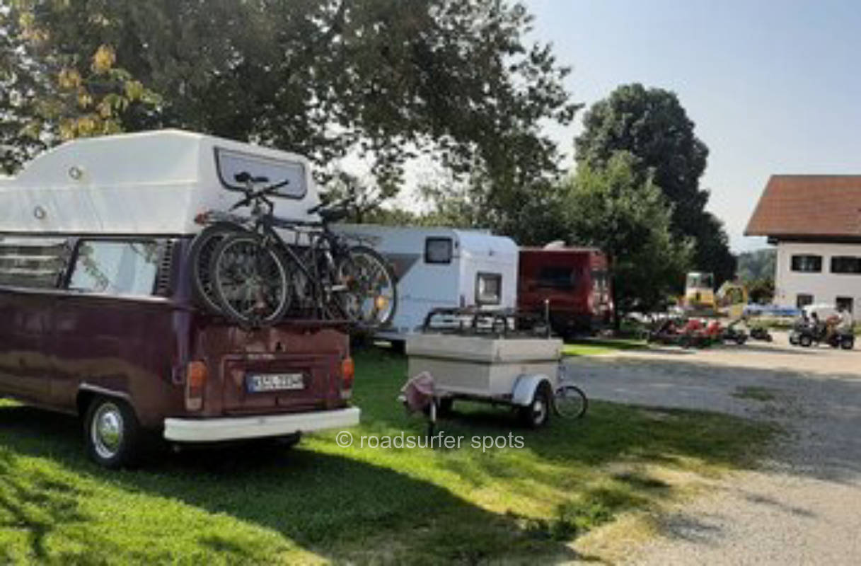 Wiesen Camping unter Bäumen 
