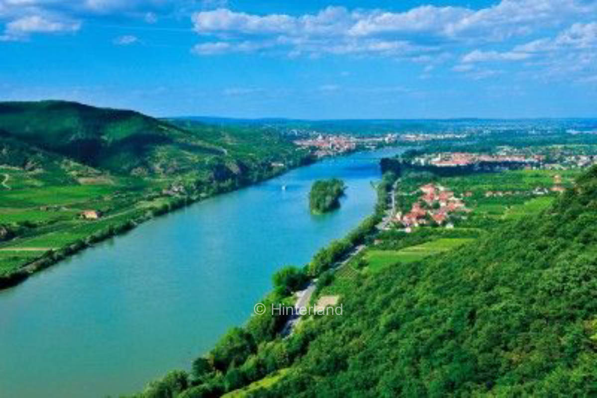 Großzügiger Platz mit Ausblick über die Weinberge