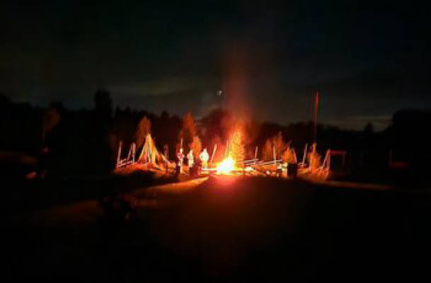 Camping bei Rentier, Husky und Adler