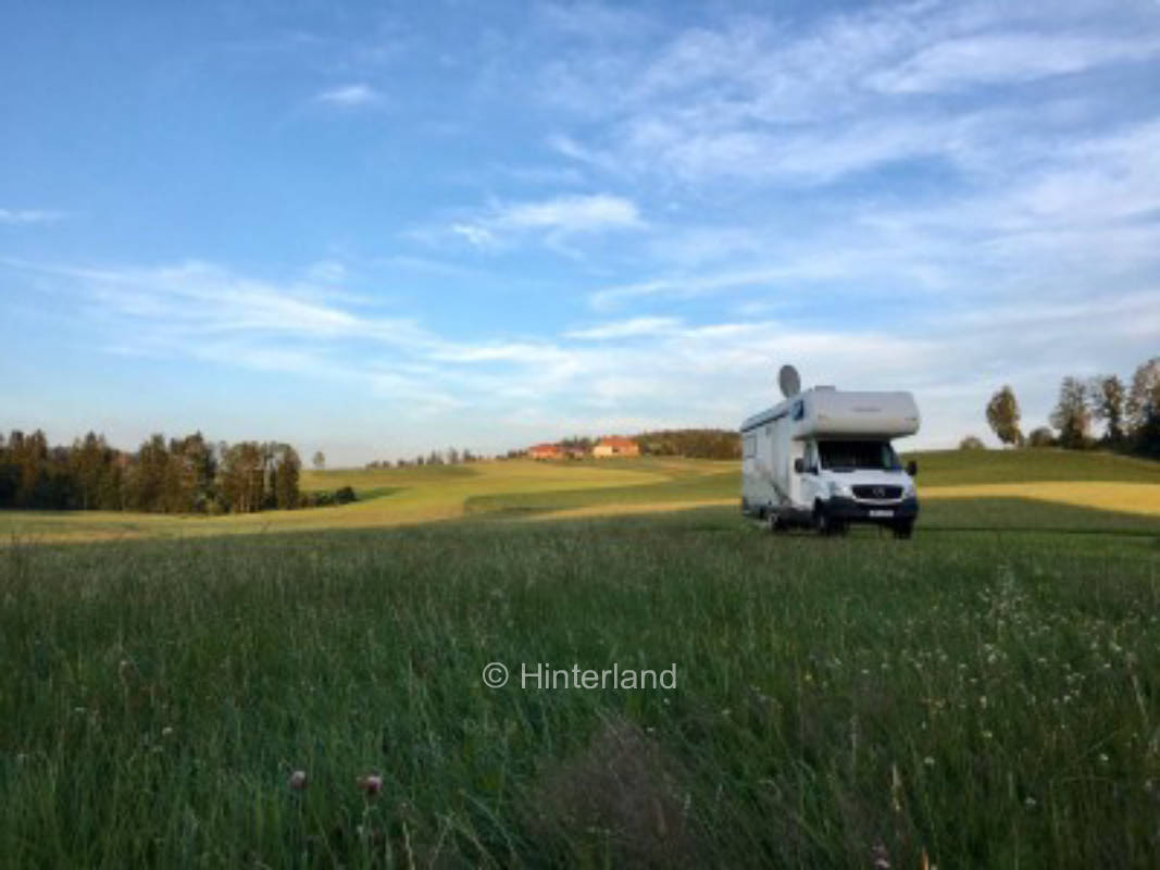 Campen auf der wilden Wiese im Bayerischen Wald