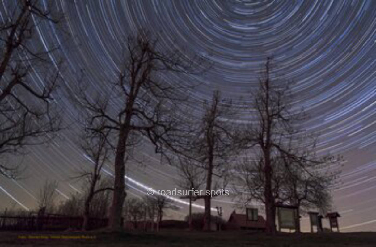 Astro Camping am Fenster zum Universum