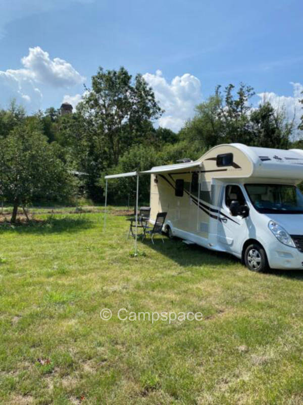 Mit Blick auf den Wöllsteiner Wasserturm