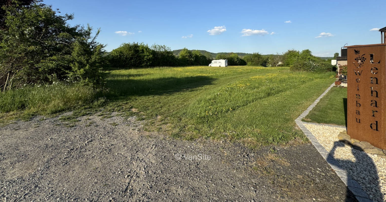 Stellplatz am Weingut, Flasche Wein als Willkommensgeschenk
