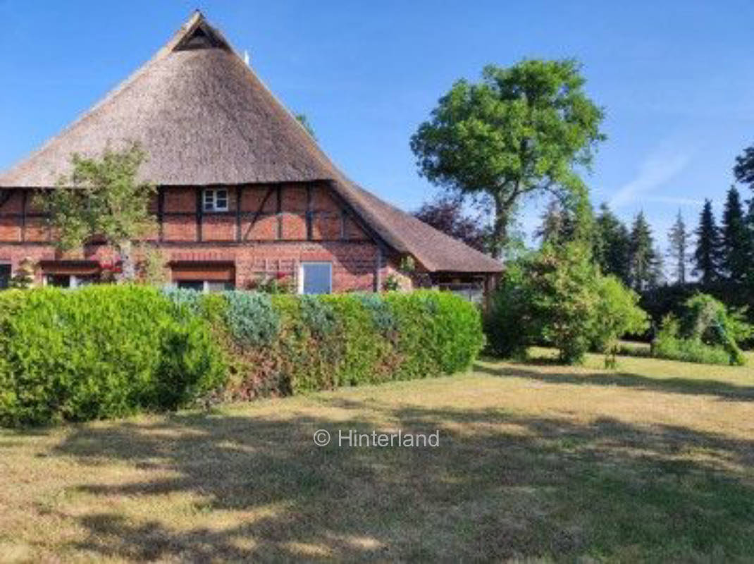 Altes Bauernhausgrundstück mit Storchennest